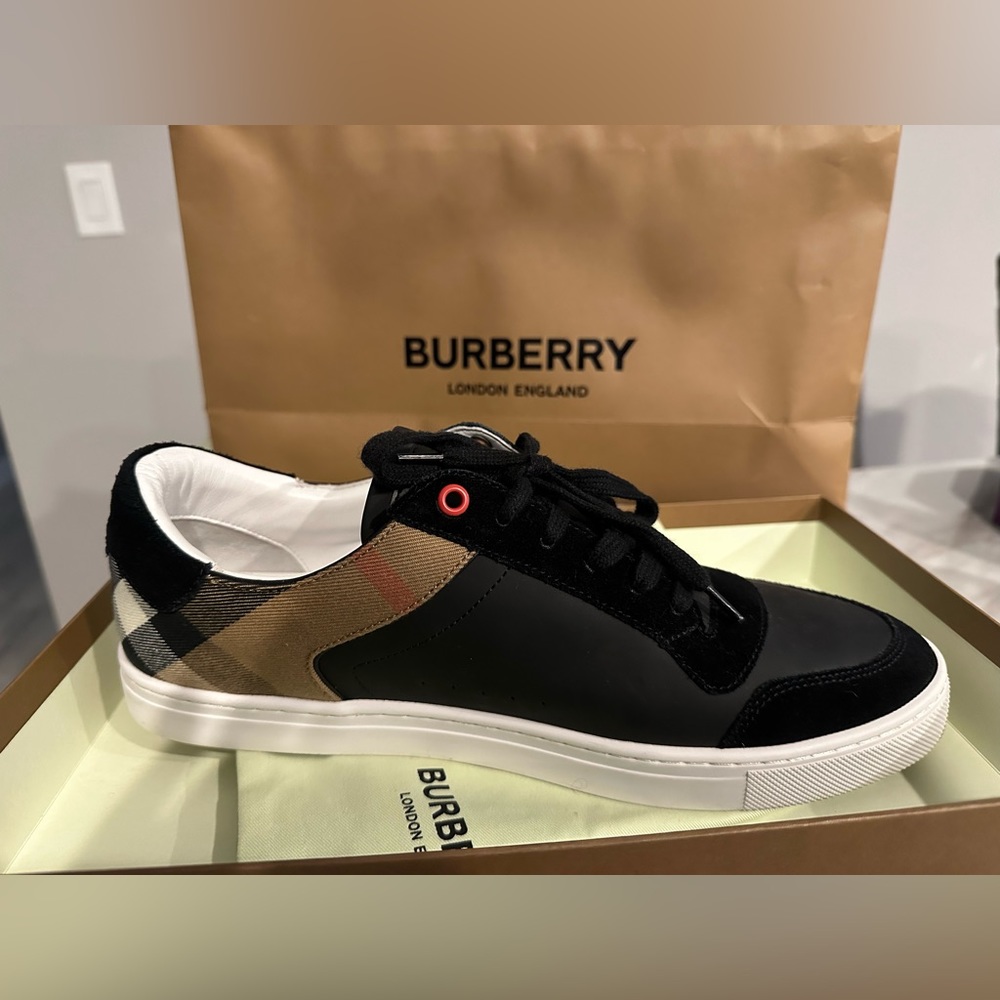 Like New Burberry Mens Leather checkered sneakers Size: 12